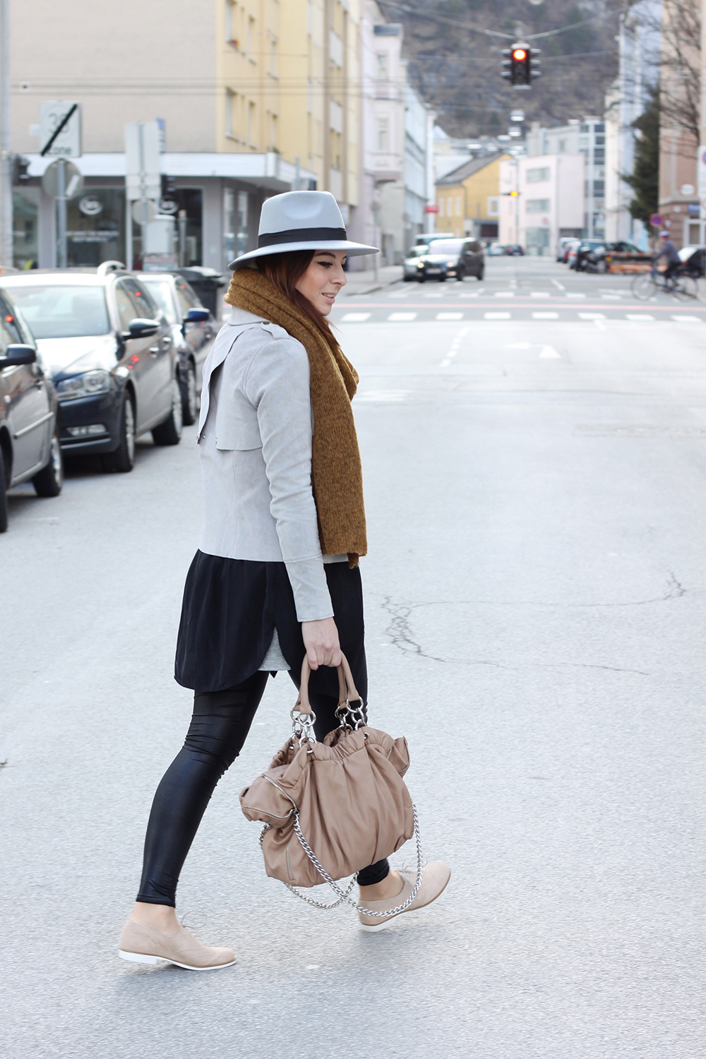 who is mocca, blogger, tirol, austria, oesterreich, modeblog tirol, river island, schnuerschuhe, tasche shopper nude zara, kleiderkreisel, xl schal tabasco asos, fedora hut boohoo, lederleggings, whoismocca.me