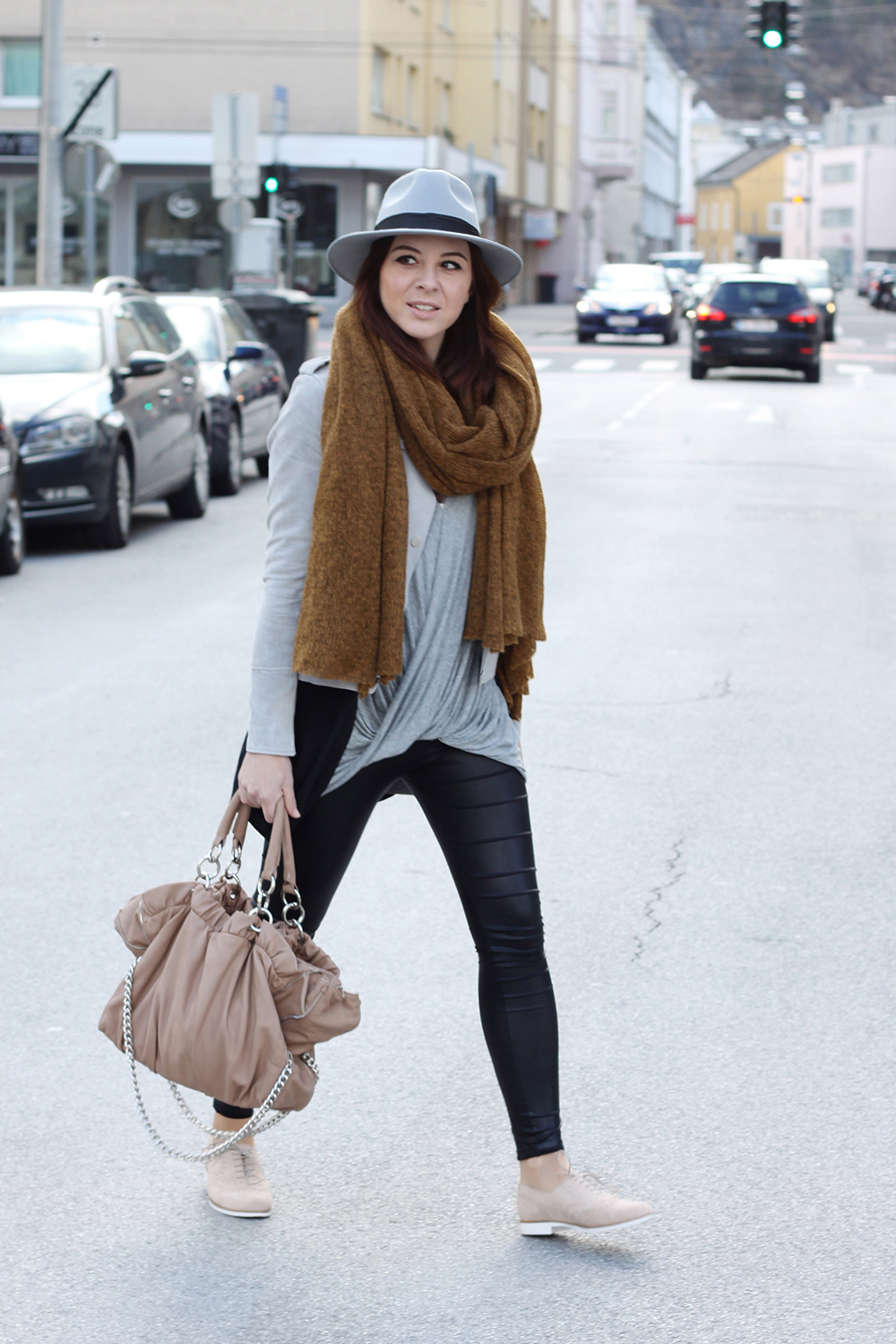 who is mocca, blogger, tirol, austria, oesterreich, modeblog tirol, river island, schnuerschuhe, tasche shopper nude zara, kleiderkreisel, xl schal tabasco asos, fedora hut boohoo, lederleggings, whoismocca.me