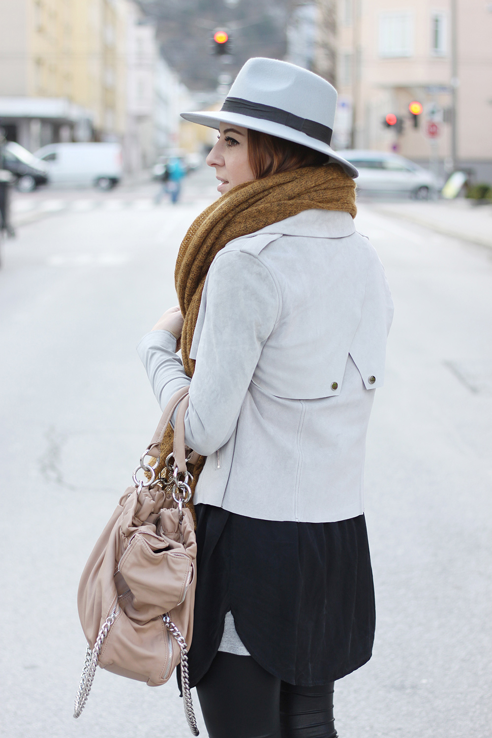 who is mocca, blogger, tirol, austria, oesterreich, modeblog tirol, river island, schnuerschuhe, tasche shopper nude zara, kleiderkreisel, xl schal tabasco asos, fedora hut boohoo, lederleggings, whoismocca.me