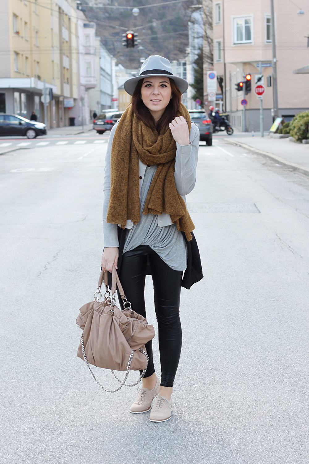 who is mocca, blogger, tirol, austria, oesterreich, modeblog tirol, river island, schnuerschuhe, tasche shopper nude zara, kleiderkreisel, xl schal tabasco asos, fedora hut boohoo, lederleggings, whoismocca.me