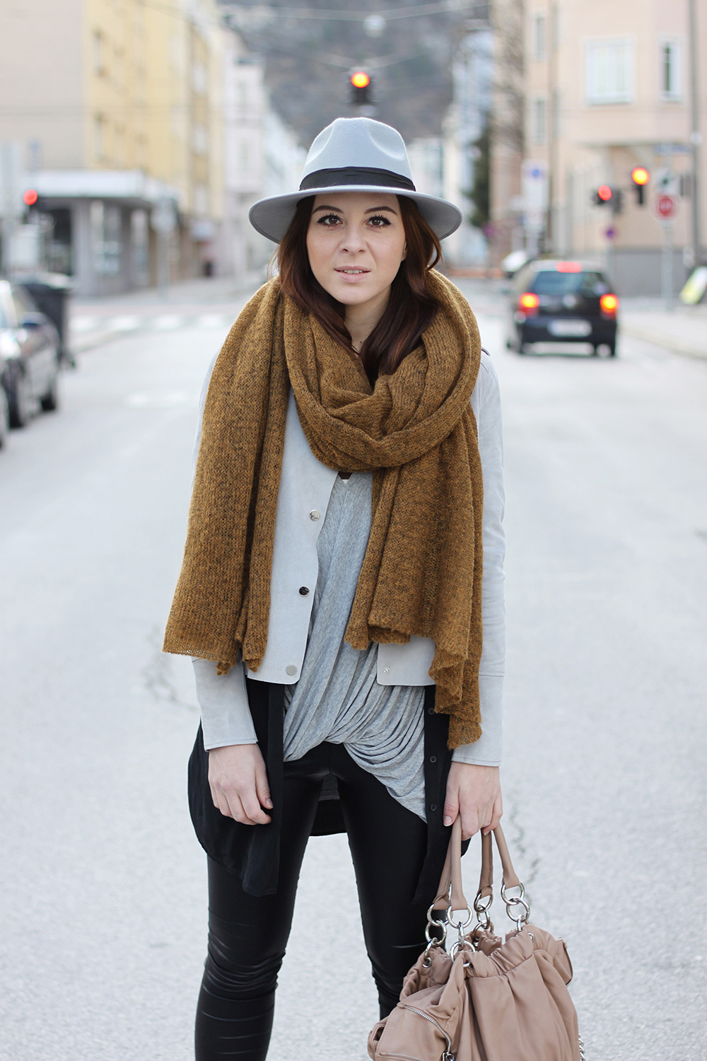 who is mocca, blogger, tirol, austria, oesterreich, modeblog tirol, river island, schnuerschuhe, tasche shopper nude zara, kleiderkreisel, xl schal tabasco asos, fedora hut boohoo, lederleggings, whoismocca.me