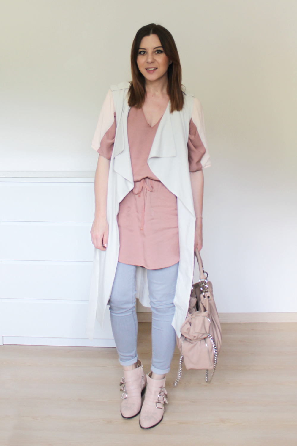 who is mocca, blogger tirol, innsbruck, tirolblog, österreich, fashionblogger, ootd, outfit inspiration, campus kleid about you, chloe susanna boots, zara tasche nude, fliessende weste