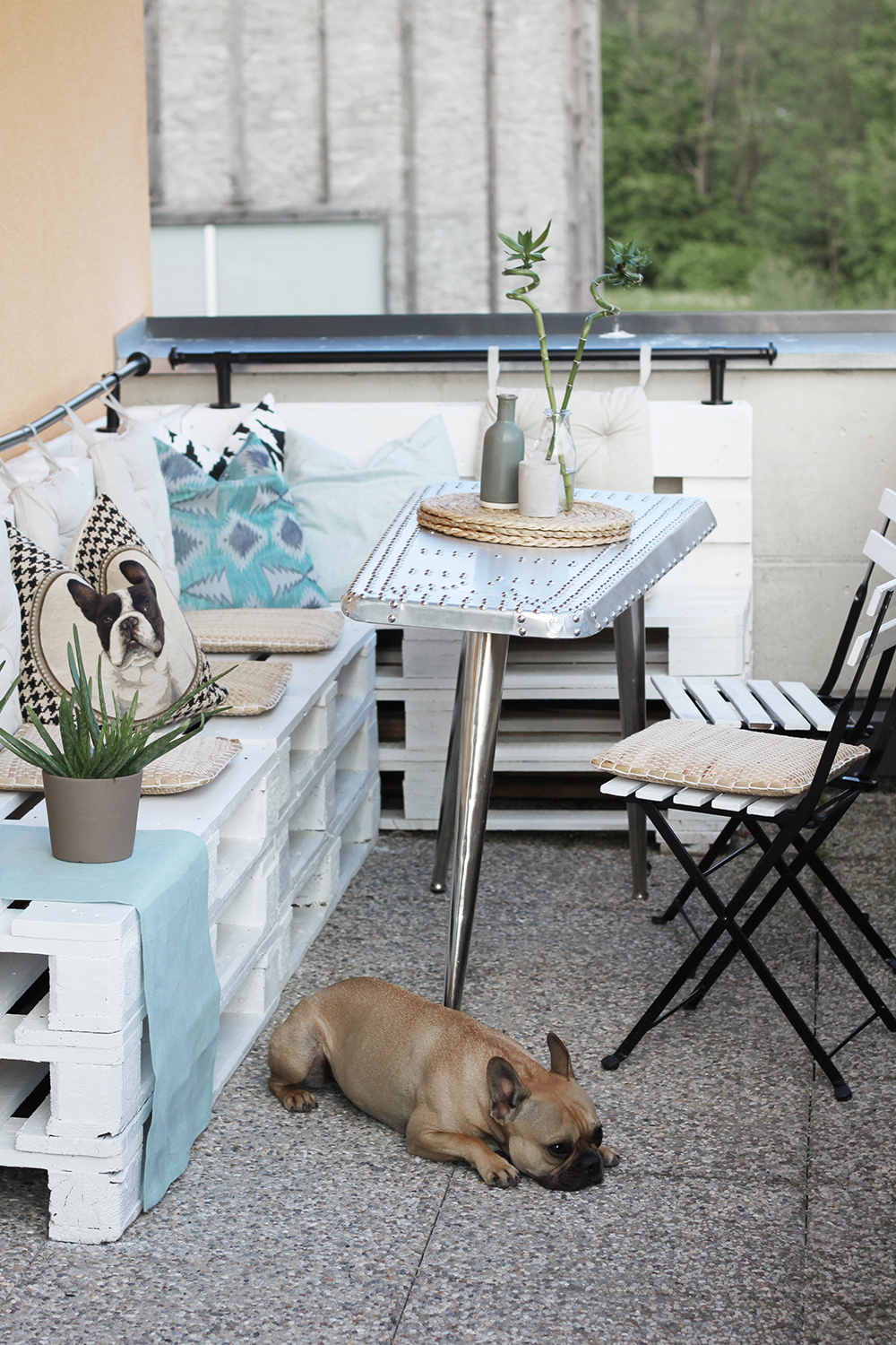 who is mocca, home story, blog tirol, tirolblog, interiorblog, diy, europaletten, eckbank, terrasse, inspiration, gestaltung, aussenbereich, frenchie, terrassenmöbel, ikea, love4home, kissen, do it yourself, whoismocca.me