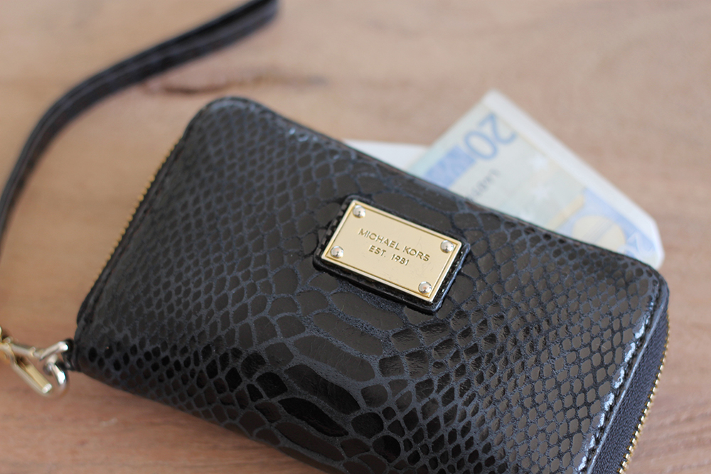 who is mocca, blogger, tirol, modeblog, fashionblog, whats in my bag, alexander wang rocco bag, le specs half moon sonnenbrille, visitenkarten blogger, iphone 6, iphone 5s, paper planks calendar, michael kors geldtasche, mobiles ladegerät iphone, whoismocca.me