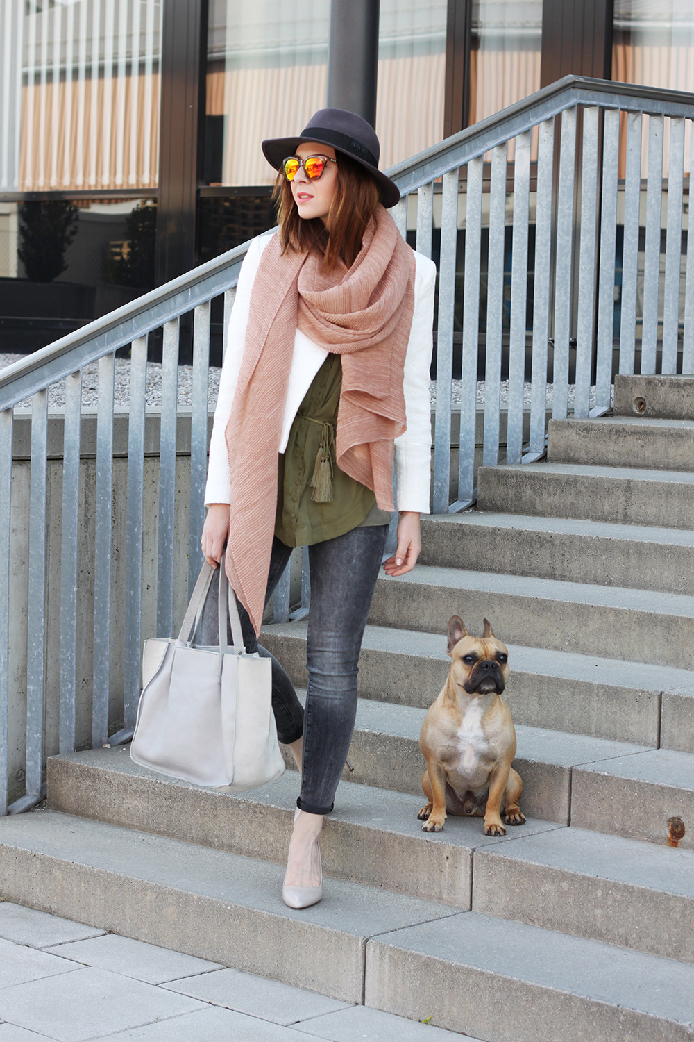 who is mocca, blogger, tirol, blog tirol, modeblog, fashionblogger, orsay, giveaway, outfit of the day, inspiration, pumps, mango, deal queen, frenchie, bulldog, fedora, vestiaire collective, khaki blouse, whoismocca.me