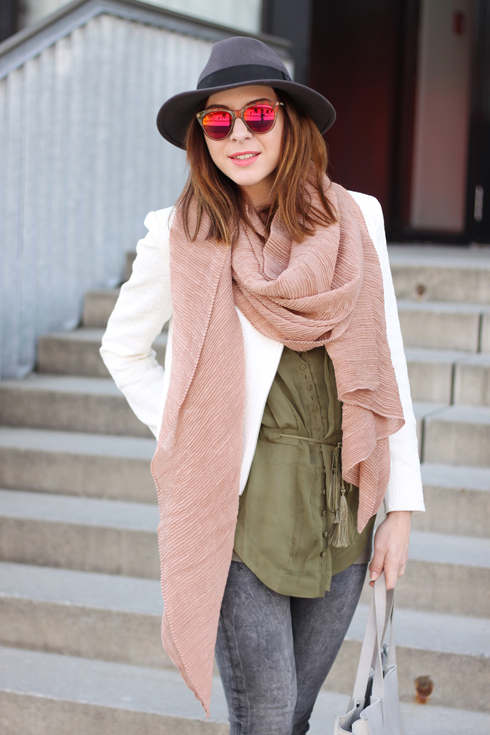 who is mocca, blogger, tirol, blog tirol, modeblog, fashionblogger, orsay, giveaway, outfit of the day, inspiration, pumps, mango, deal queen, frenchie, bulldog, fedora, vestiaire collective, khaki blouse, whoismocca.me