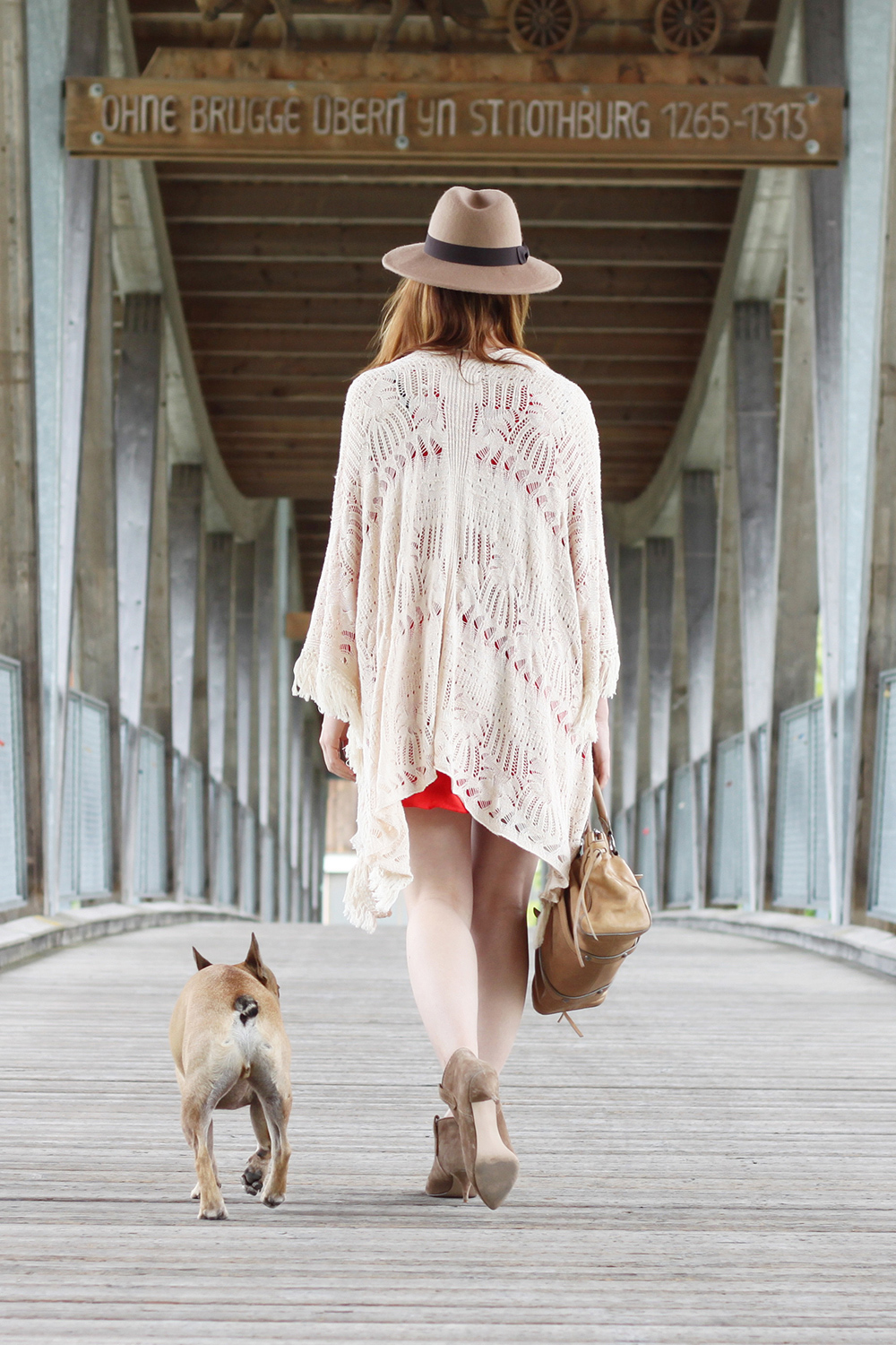 who is mocca, blog, tirol, modeblog, innsbruck, rotes Kleid H&M, Miu Miu Vintage Handtasche beige, Stiefeletten beige Zara, Midheels, Frenchie, fedora primark, fringe kimono, fransen kimono, mango, boho, bohemian, hippie, festival outfit, ootd, whoismocca.me