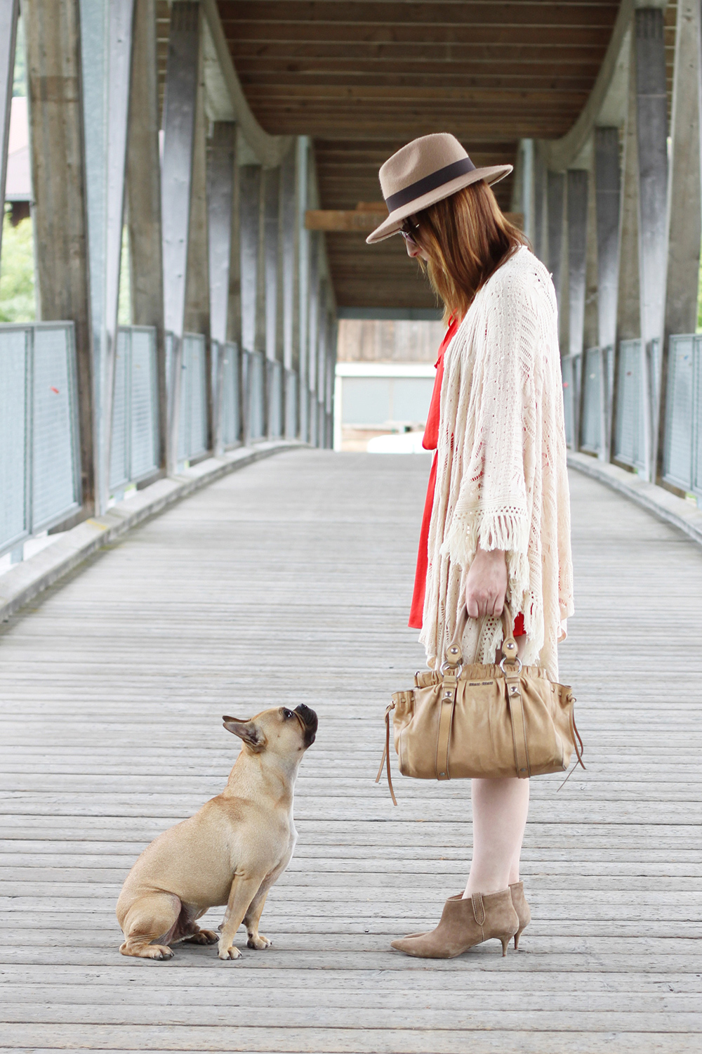 who is mocca, blog, tirol, modeblog, innsbruck, rotes Kleid H&M, Miu Miu Vintage Handtasche beige, Stiefeletten beige Zara, Midheels, Frenchie, fedora primark, fringe kimono, fransen kimono, mango, boho, bohemian, hippie, festival outfit, ootd, whoismocca.me