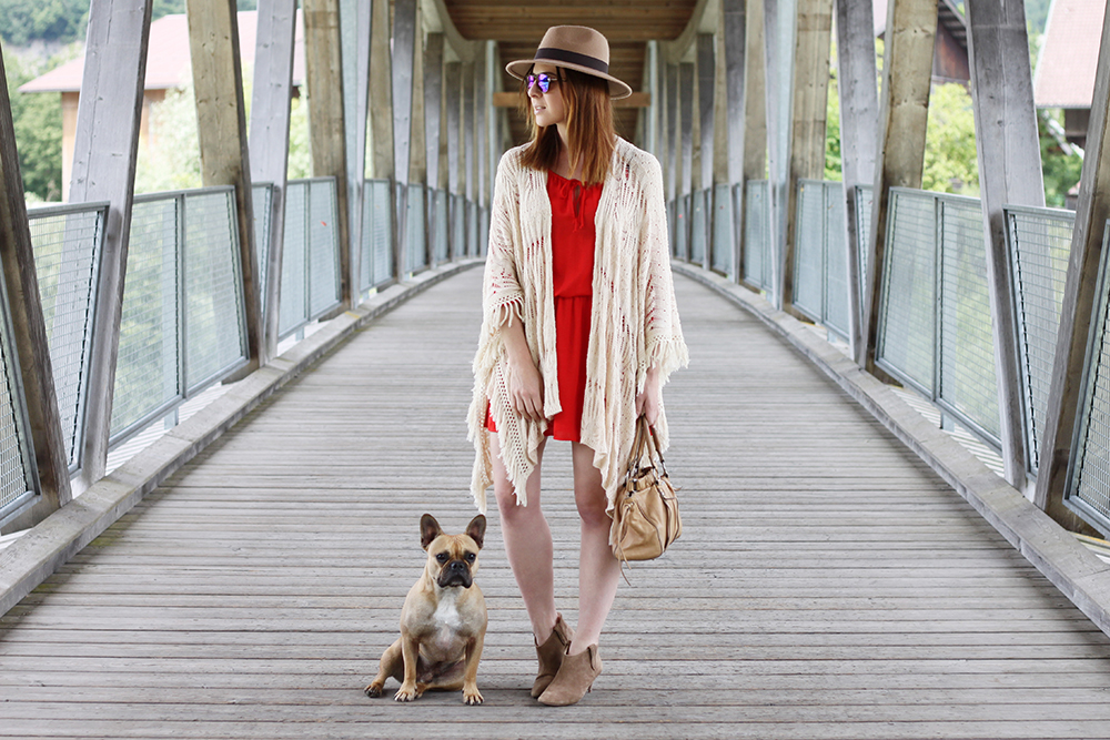 who is mocca, blog, tirol, modeblog, innsbruck, rotes Kleid H&M, Miu Miu Vintage Handtasche beige, Stiefeletten beige Zara, Midheels, Frenchie, fedora primark, fringe kimono, fransen kimono, mango, boho, bohemian, hippie, festival outfit, ootd, whoismocca.me