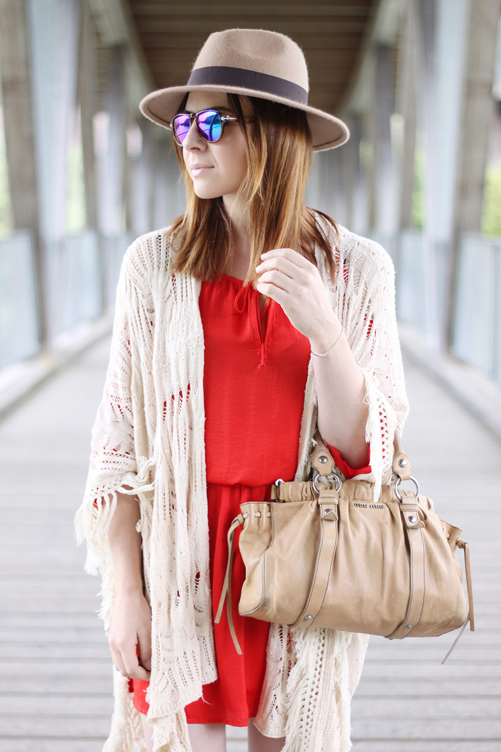 who is mocca, blog, tirol, modeblog, innsbruck, rotes Kleid H&M, Miu Miu Vintage Handtasche beige, Stiefeletten beige Zara, Midheels, Frenchie, fedora primark, fringe kimono, fransen kimono, mango, boho, bohemian, hippie, festival outfit, ootd, whoismocca.me