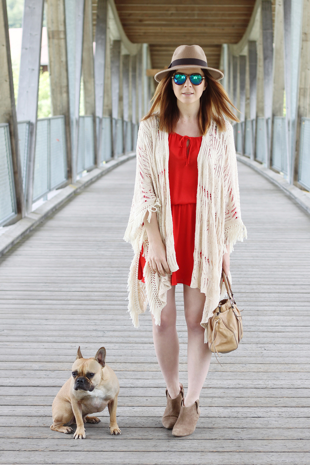 who is mocca, blog, tirol, modeblog, innsbruck, rotes Kleid H&M, Miu Miu Vintage Handtasche beige, Stiefeletten beige Zara, Midheels, Frenchie, fedora primark, fringe kimono, fransen kimono, mango, boho, bohemian, hippie, festival outfit, ootd, whoismocca.me