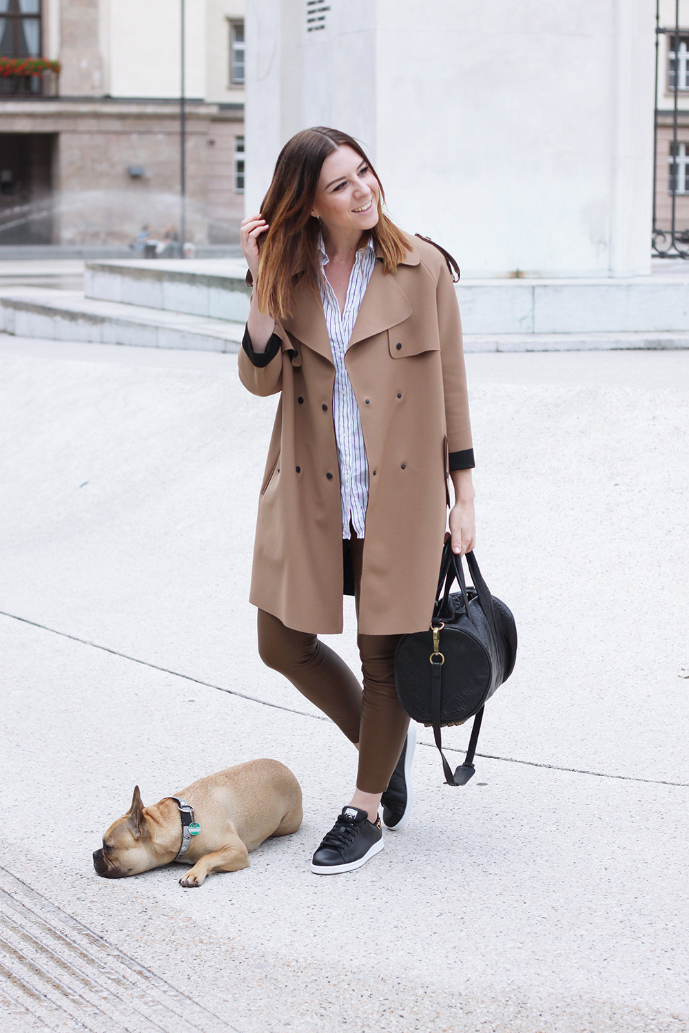 who is mocca, blogger, tirol, tirolblog, streetstyle, innsbruck, fashionblogger österreich, fashionblogger germany, trenchcoat topshop, lederhose zara, stan smith schwarz leopard, french bulldog, frenchie, alexander wang rocco bag, second hand, streifenbluse aglini, whoismocca.me