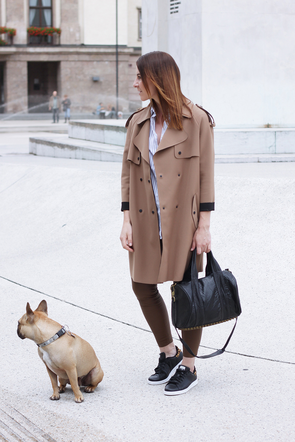 who is mocca, blogger, tirol, tirolblog, streetstyle, innsbruck, fashionblogger österreich, fashionblogger germany, trenchcoat topshop, lederhose zara, stan smith schwarz leopard, french bulldog, frenchie, alexander wang rocco bag, second hand, streifenbluse aglini, whoismocca.me