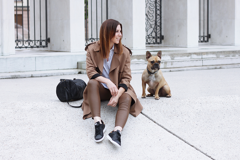 who is mocca, blogger, tirol, tirolblog, streetstyle, innsbruck, fashionblogger österreich, fashionblogger germany, trenchcoat topshop, lederhose zara, stan smith schwarz leopard, french bulldog, frenchie, alexander wang rocco bag, second hand, streifenbluse aglini, whoismocca.me