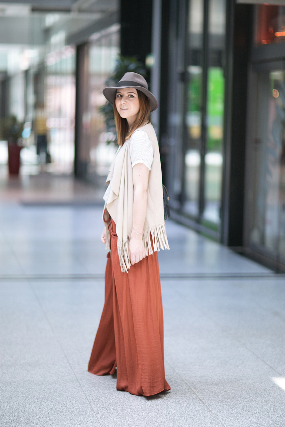 who is mocca, blogger, tirol, fashionblogger, modeblog, street style, innsbruck, tirolblog, palazzo hose zara kombinieren, fedora the cooples, vestiaire collective, fransenweste bershka, chanel camera tassel bag, rathausgalerien innsbruck, whoismocca.me