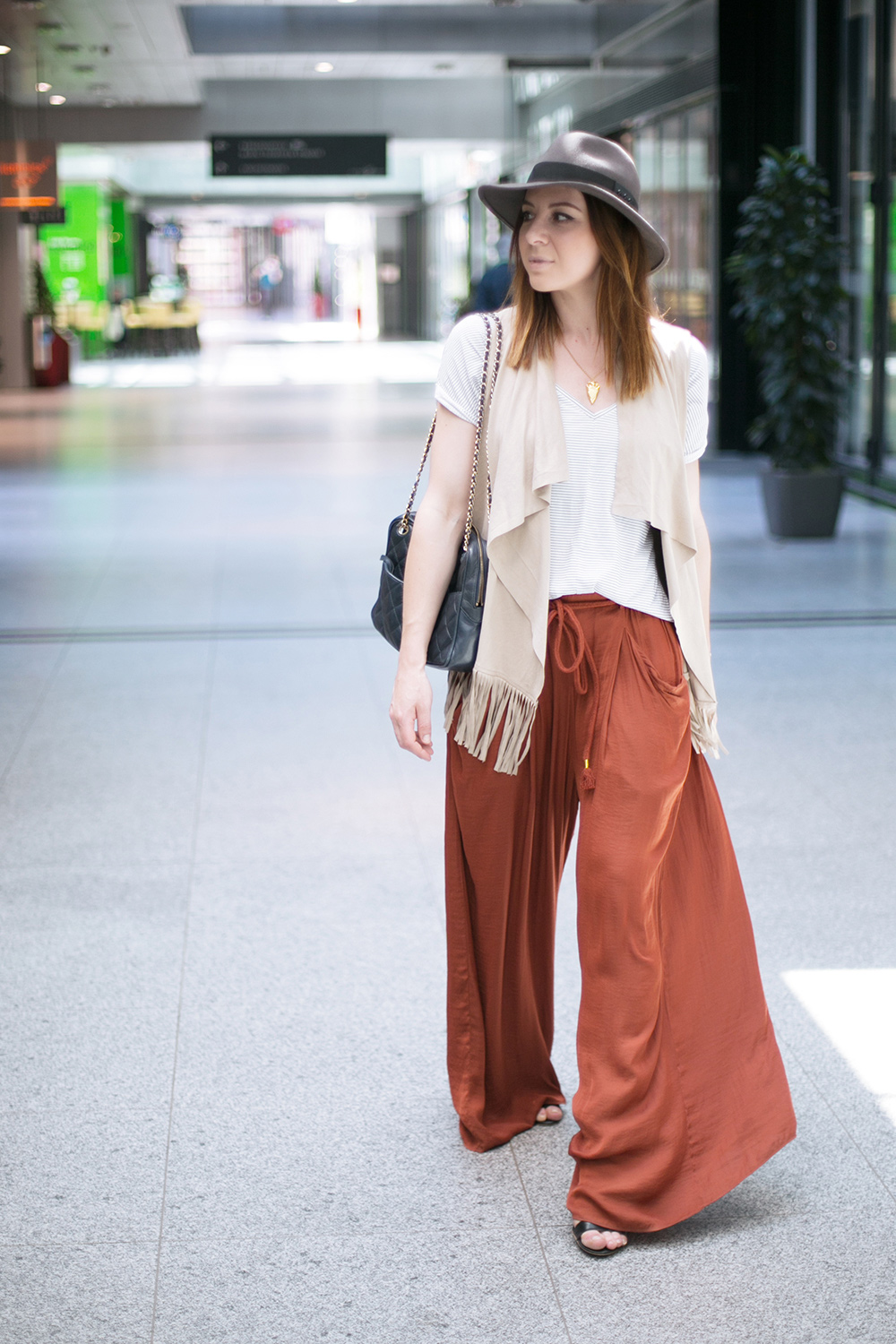 who is mocca, blogger, tirol, fashionblogger, modeblog, street style, innsbruck, tirolblog, palazzo hose zara kombinieren, fedora the cooples, vestiaire collective, fransenweste bershka, chanel camera tassel bag, rathausgalerien innsbruck, whoismocca.me