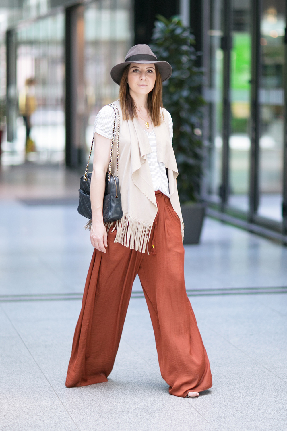 who is mocca, blogger, tirol, fashionblogger, modeblog, street style, innsbruck, tirolblog, palazzo hose zara kombinieren, fedora the cooples, vestiaire collective, fransenweste bershka, chanel camera tassel bag, rathausgalerien innsbruck, whoismocca.me