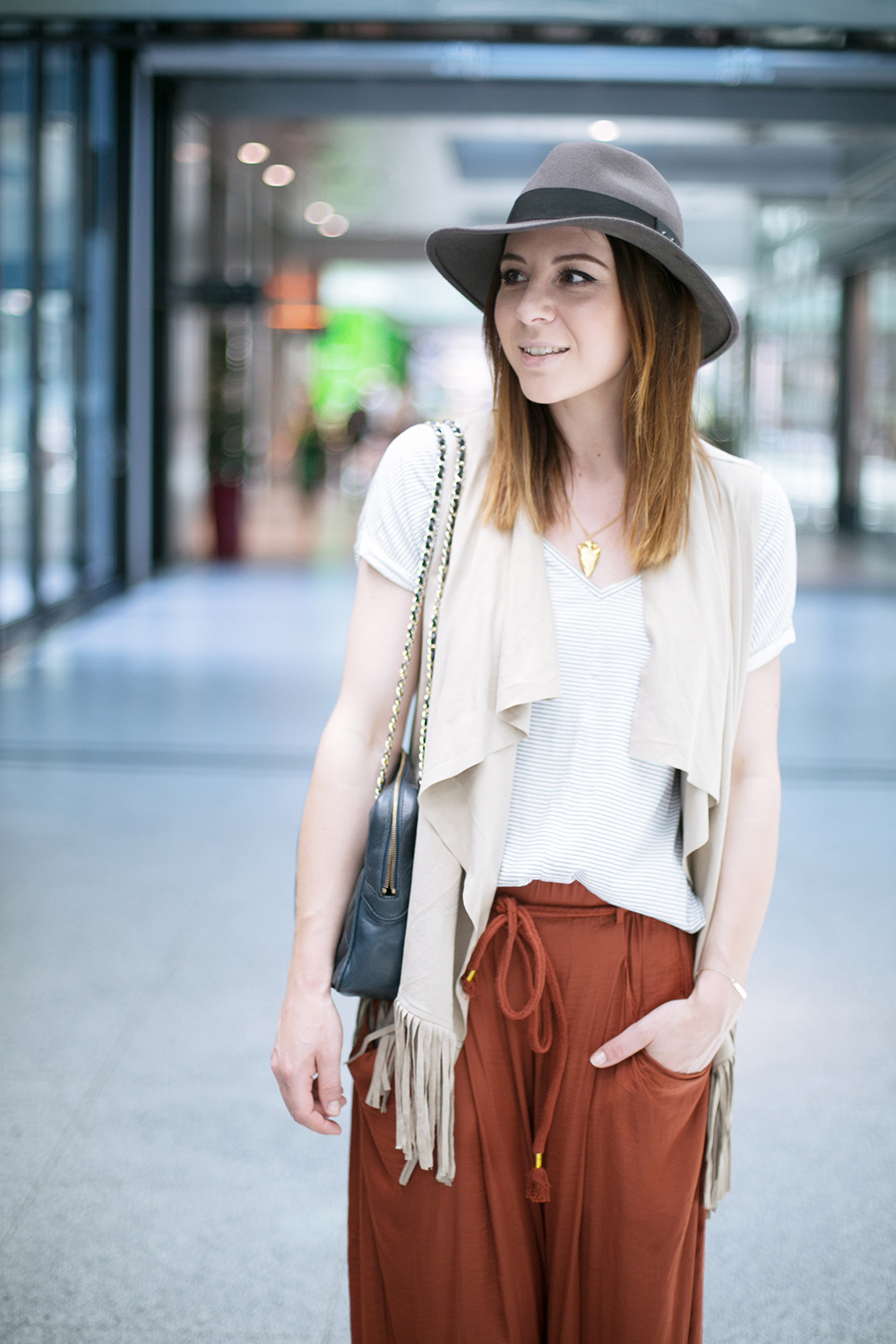 who is mocca, blogger, tirol, fashionblogger, modeblog, street style, innsbruck, tirolblog, palazzo hose zara kombinieren, fedora the cooples, vestiaire collective, fransenweste bershka, chanel camera tassel bag, rathausgalerien innsbruck, whoismocca.me