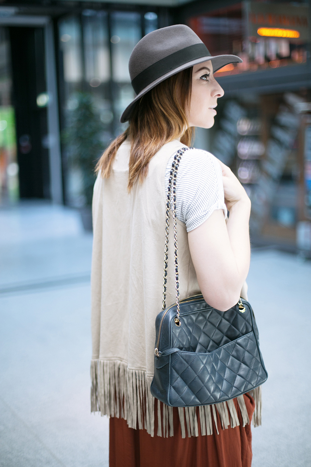 who is mocca, blogger, tirol, fashionblogger, modeblog, street style, innsbruck, tirolblog, palazzo hose zara kombinieren, fedora the cooples, vestiaire collective, fransenweste bershka, chanel camera tassel bag, rathausgalerien innsbruck, whoismocca.me