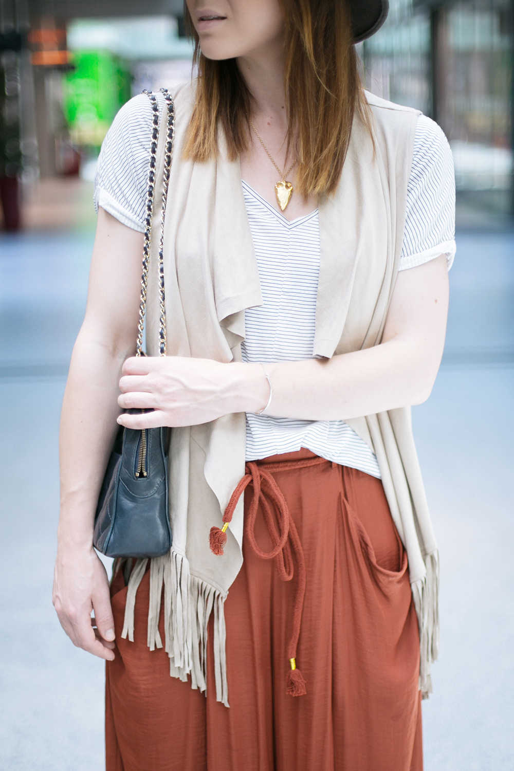 who is mocca, blogger, tirol, fashionblogger, modeblog, street style, innsbruck, tirolblog, palazzo hose zara kombinieren, fedora the cooples, vestiaire collective, fransenweste bershka, chanel camera tassel bag, rathausgalerien innsbruck, whoismocca.me