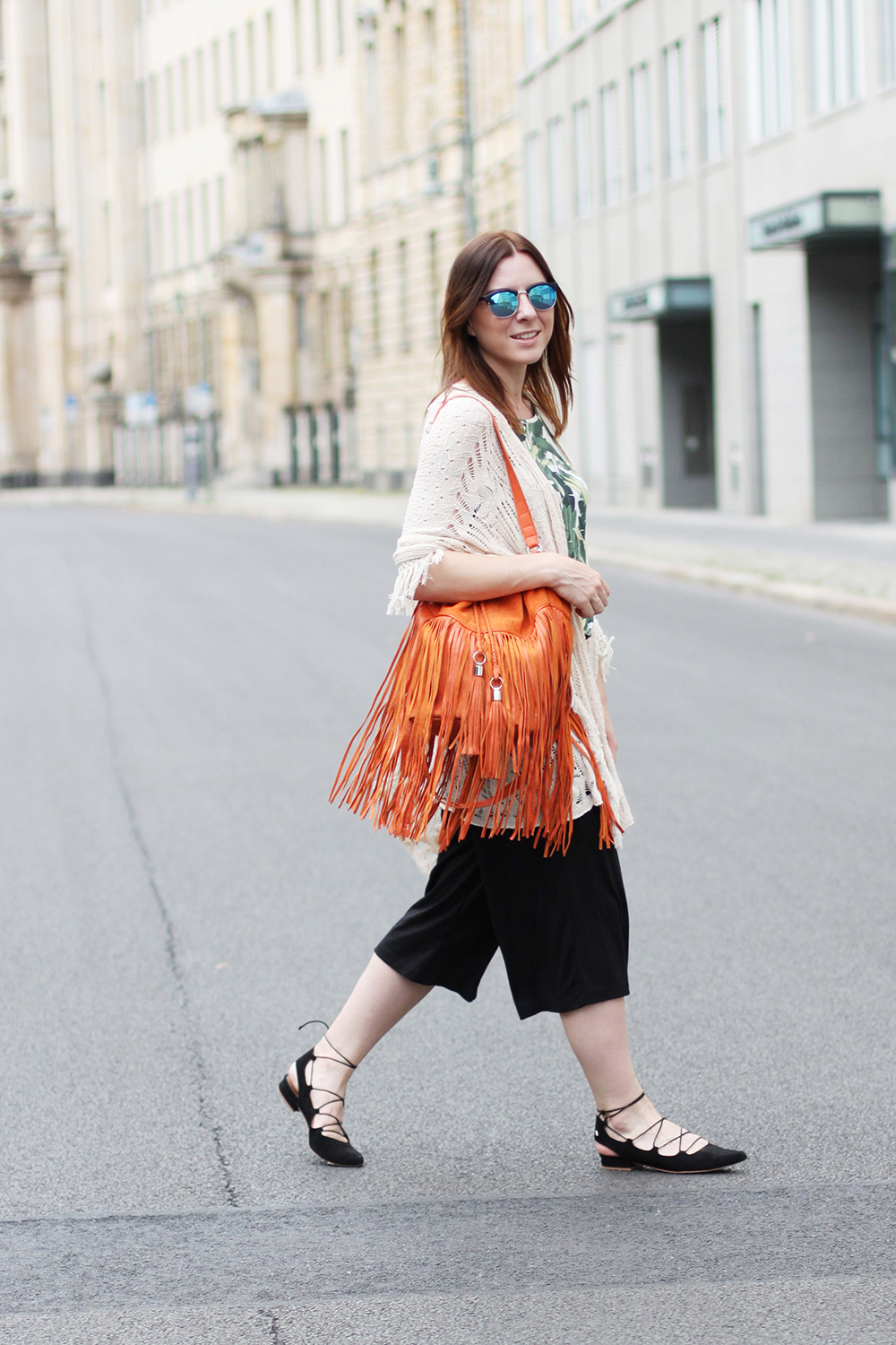 who is mocca, blogger, tirol, tirolblog, innsbruck, austrianblogger, fashion week berlin, ss 2016, culotte kombiniere, strappy ballerinas, sarenza, bucket bag fringes orange river island, whoismocca.me