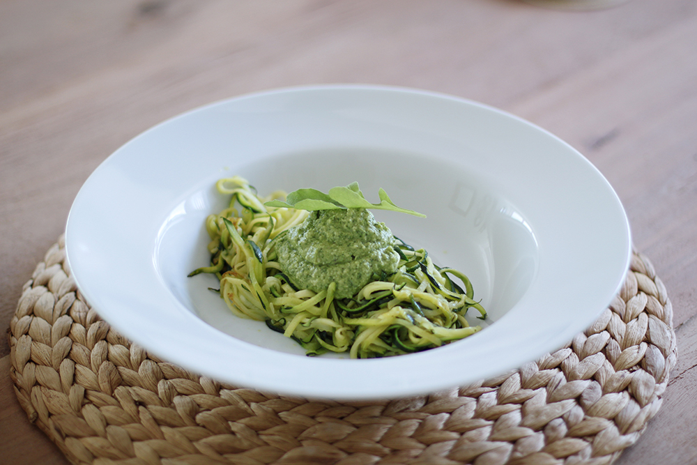 who is mocca, blog, tirol, tirolblog, innsbruck, foodblogger, veganes rezept, vegetarisch, Ernährung, healthy, gesundes Mittagessen, gesunder Snack, Zucchini Nudeln, Rucola Pesto, whoismocca.me