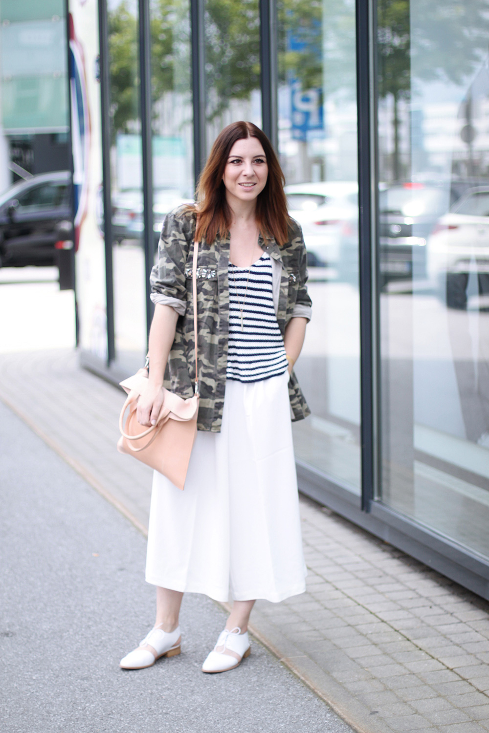 who is mocca, blog, tirol, street style innsbruck, austrianblogger, fashionblogger, weisse culotte french connection, culotte kombinieren, cut out schuhe sarenza, camouflage hemd primark, streifenshirt, beige tasche COS, whoismocca.me