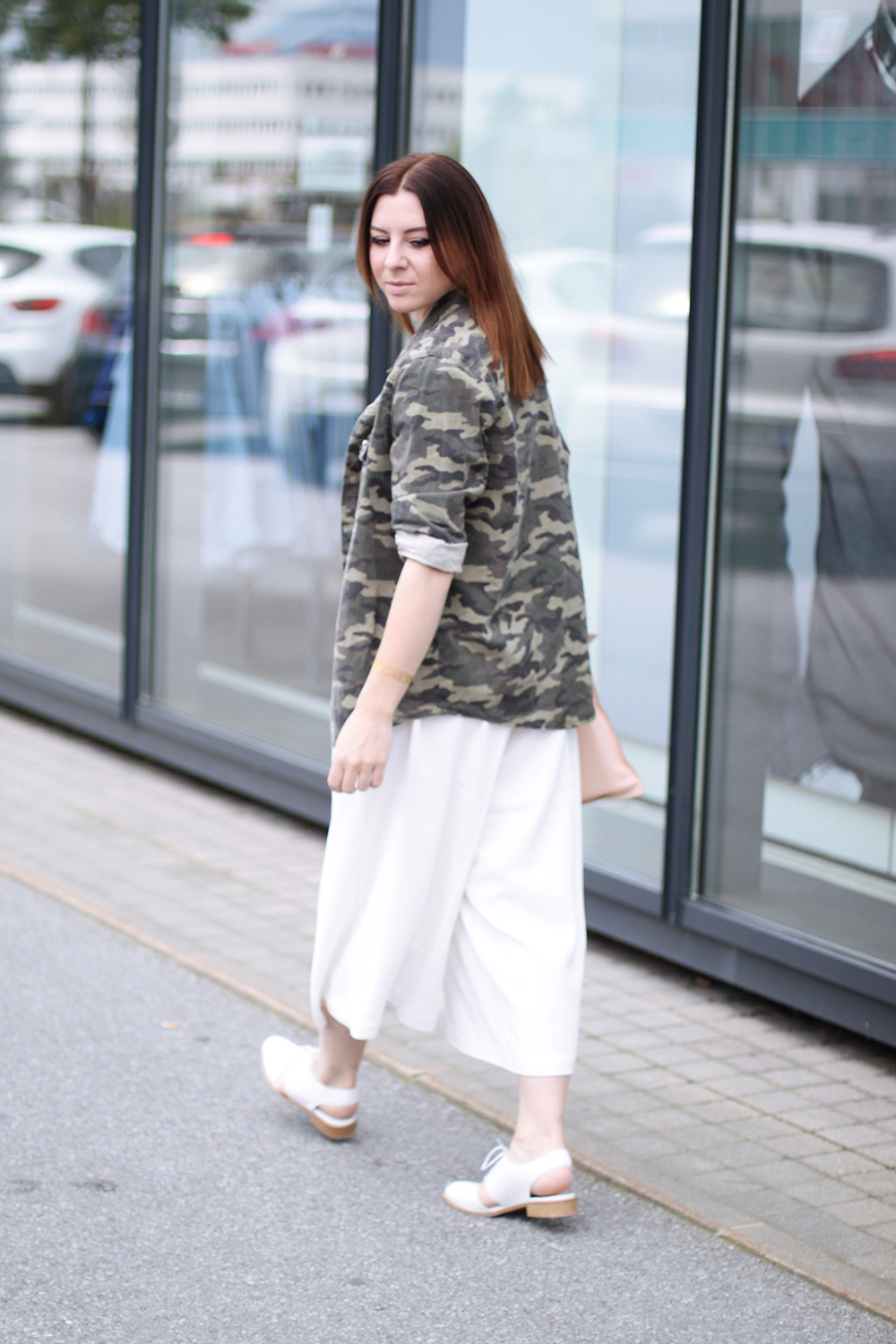 who is mocca, blog, tirol, street style innsbruck, austrianblogger, fashionblogger, weisse culotte french connection, culotte kombinieren, cut out schuhe sarenza, camouflage hemd primark, streifenshirt, beige tasche COS, whoismocca.me