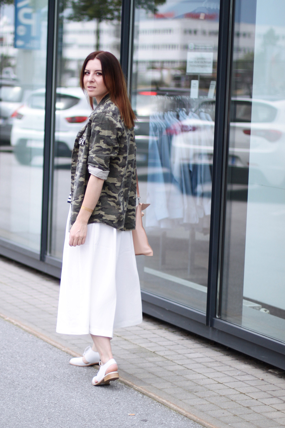 who is mocca, blog, tirol, street style innsbruck, austrianblogger, fashionblogger, weisse culotte french connection, culotte kombinieren, cut out schuhe sarenza, camouflage hemd primark, streifenshirt, beige tasche COS, whoismocca.me