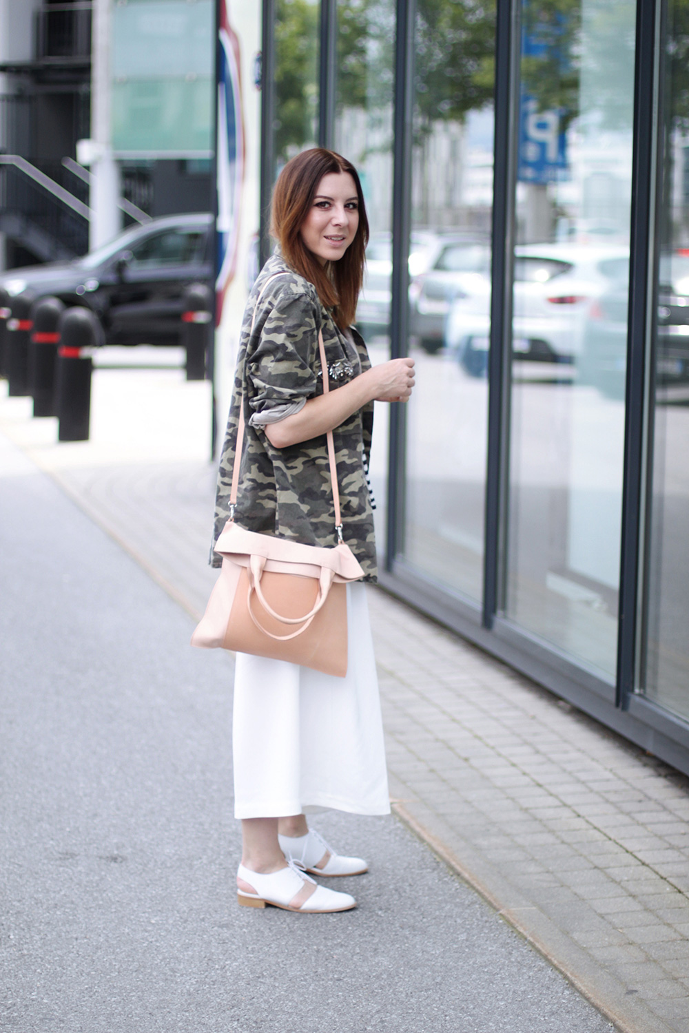 who is mocca, blog, tirol, street style innsbruck, austrianblogger, fashionblogger, weisse culotte french connection, culotte kombinieren, cut out schuhe sarenza, camouflage hemd primark, streifenshirt, beige tasche COS, whoismocca.me