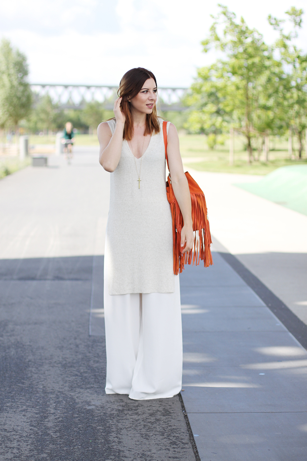 who is mocca, blog, tirol, innsbruck, tirolblog, palazzo hose weiß mango aboutyou, river island beuteltasche orange, long shirt, layering, bucket bag orange, street style österreich, berlin fashion week outfit, whoismocca.me