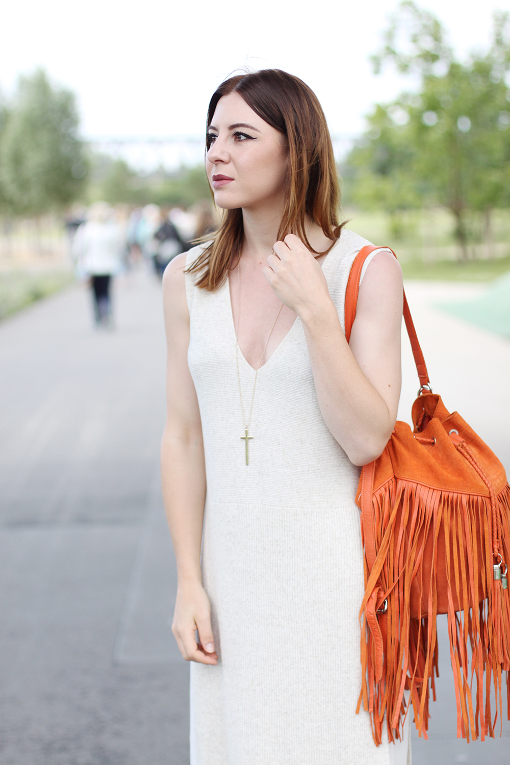 who is mocca, blog, tirol, innsbruck, tirolblog, palazzo hose weiß mango aboutyou, river island beuteltasche orange, long shirt, layering, bucket bag orange, street style österreich, berlin fashion week outfit, whoismocca.me