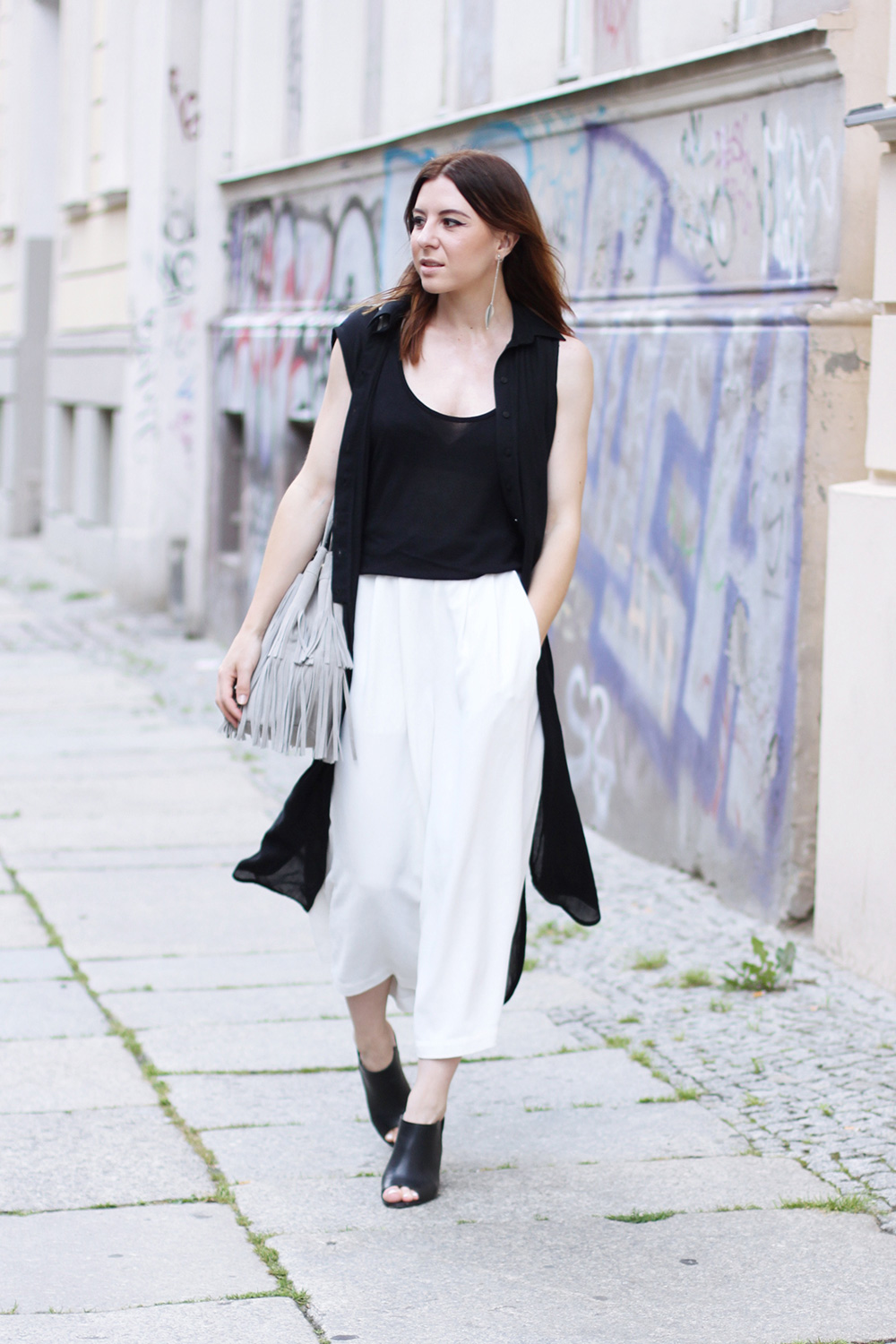 who is mocca, blogger, tirol, austrianblogger, street style, berlin fashion week, lookbook, innsbruck street style, modeblogger, weiße culotte french connection, bucket bag zara fringe, pantoletten aldo, whoismocca.me