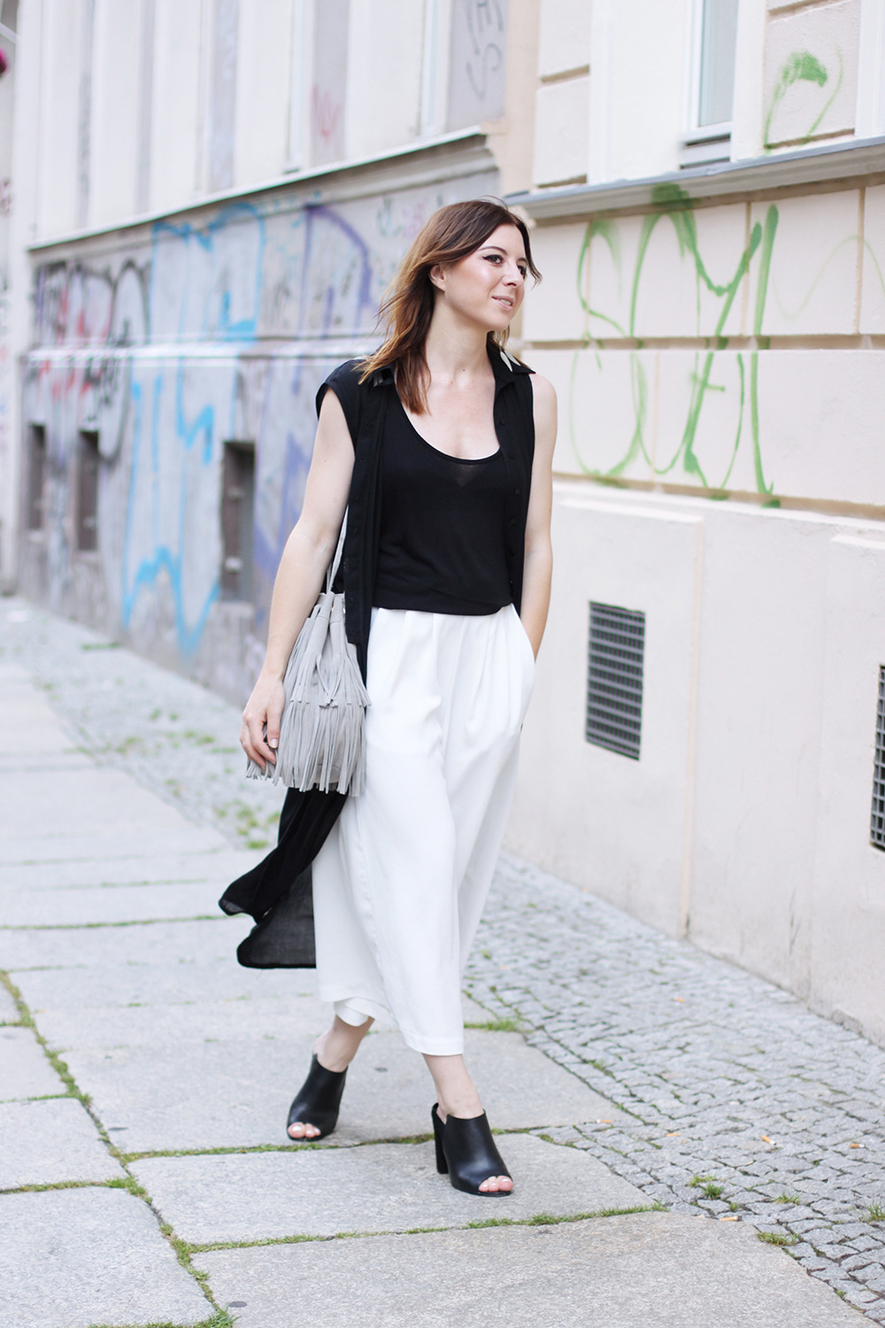 who is mocca, blogger, tirol, austrianblogger, street style, berlin fashion week, lookbook, innsbruck street style, modeblogger, weiße culotte french connection, bucket bag zara fringe, pantoletten aldo, whoismocca.me