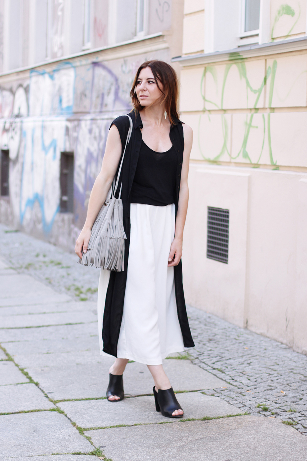 who is mocca, blogger, tirol, austrianblogger, street style, berlin fashion week, lookbook, innsbruck street style, modeblogger, weiße culotte french connection, bucket bag zara fringe, pantoletten aldo, whoismocca.me