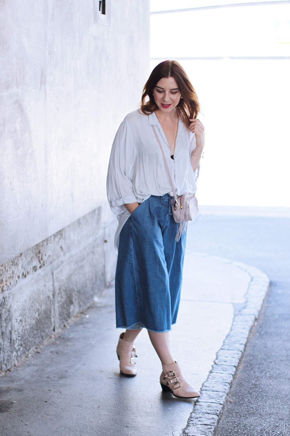 who is mocca, modeblog, fashionblog, fashionblogger austria, denim culotte, chloe susanna boots, innsbruck streetstyle, sisley bluse waterfall, cross body bag H&M, pink lips zoeva, cream luxe lippenstift, denim culotte kombinieren, whoismocca.me