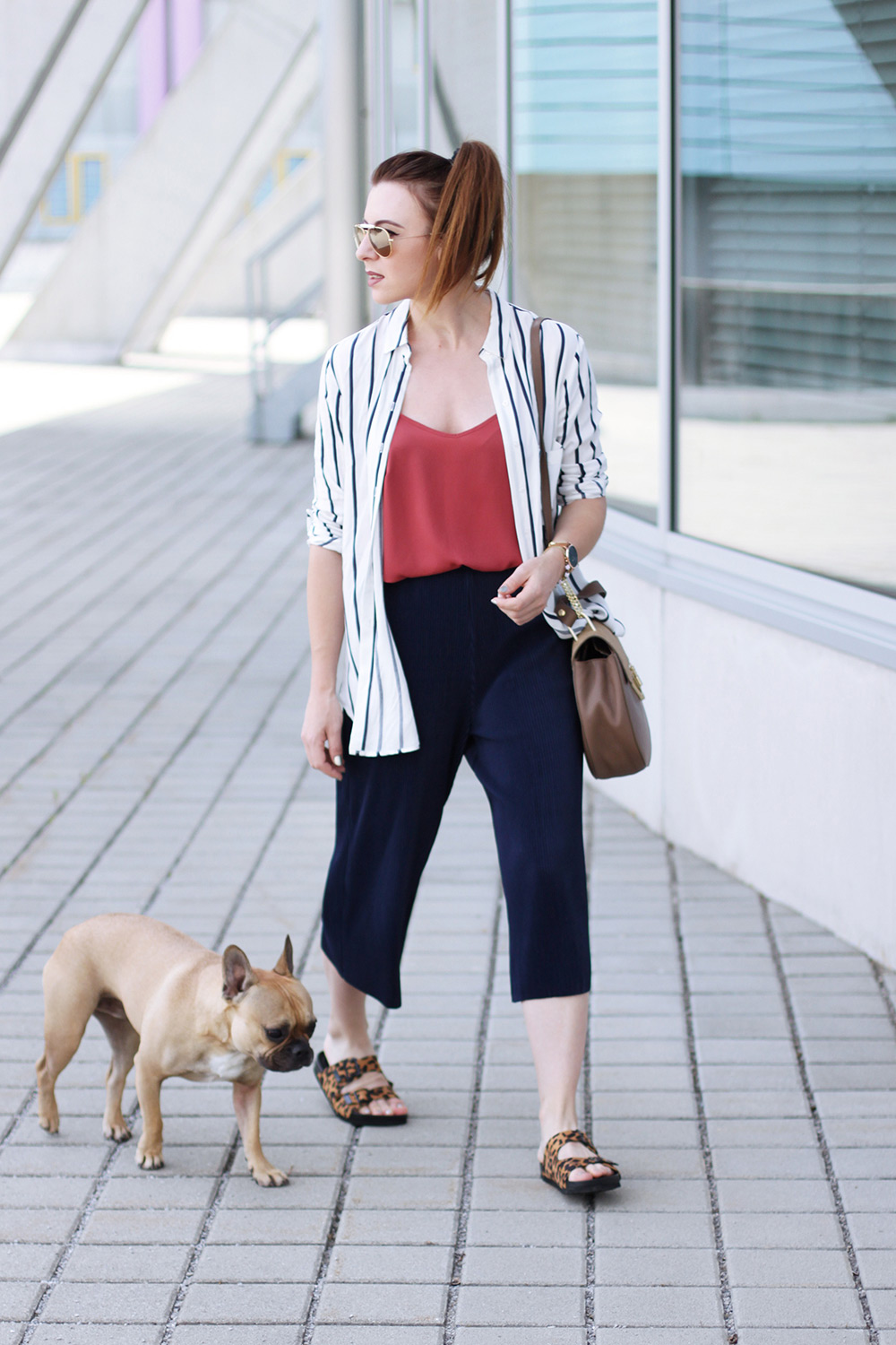 who is mocca, modeblog, fashionblog germany, fashionblog österreich, tirolblog, blaue culotte zara plissee, herbst winter culotte kombinieren, leo schlappen justfab birkenstock, chloe drew large lookalike, frenchie, innsbruck, streifenbluse, camisole marsala, ray ban outdoorsman sonnebrille, whoismocca.me