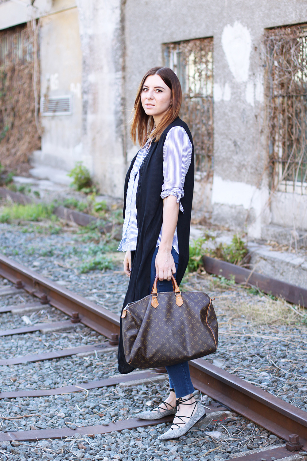 who is mocca, modeblog, tirolblog, innsbruck, blog tirol, fashionblogger österreich, austrianblogger, outfit, senso flats, riemchenballerinas, schwarze longbluse zara, louis vuitton speedy vintage, gleis fotos, railway images, frenchie, whoismocca.me