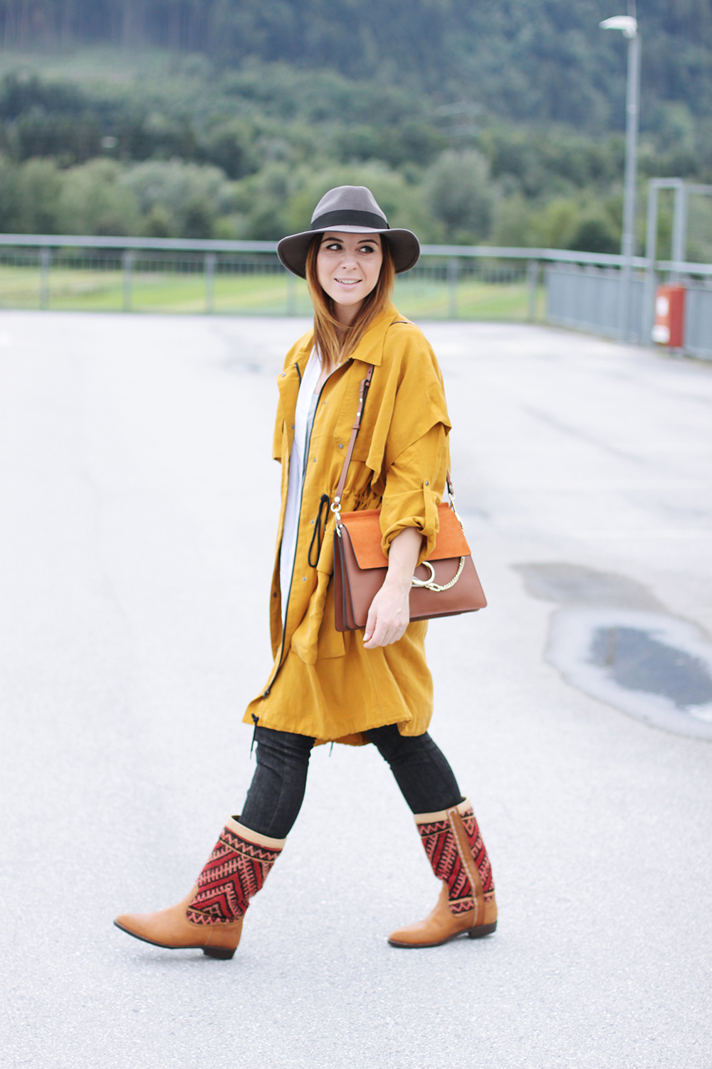 who is mocca, modeblog, fashionblog, boho outfit, kiboots, sarenza, boho boots, senfgelber Trench, gelber mantel, lookbook, streetstyle, chloe faye, innsbruck, streetstyle austria, whoismocca.me