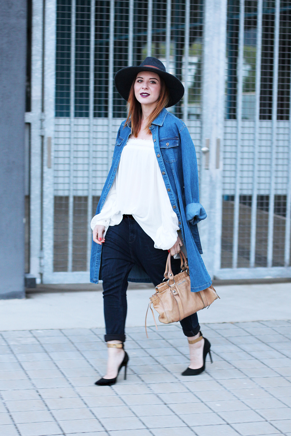 who is mocca, modeblog, fashionblog, tirolblog, denim mit denim kombinieren, jeansmantel vintage, tapered jeans, high heels, miu miu tasche vintage, fedora, whoismocca.me