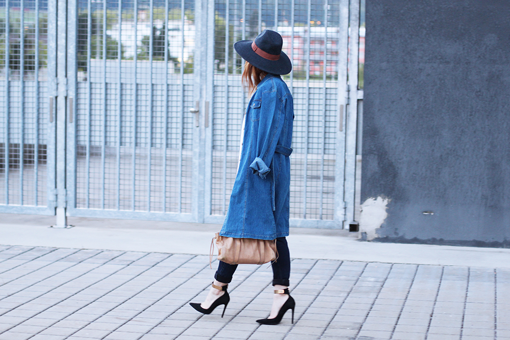 who is mocca, modeblog, fashionblog, tirolblog, denim mit denim kombinieren, jeansmantel vintage, tapered jeans, high heels, miu miu tasche vintage, fedora, whoismocca.me