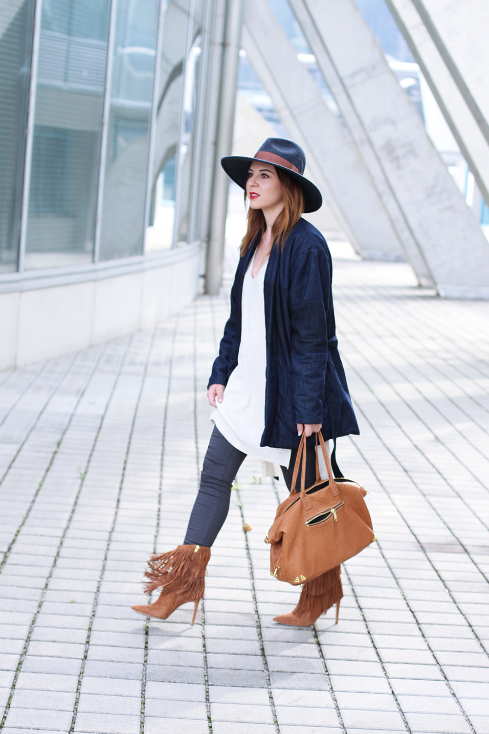 who is mocca, modeblog, fashionblog, schuhe und tasche miteinander kombinieren, Schuhe und tasche farblich aufeinander abstimmen, fransen boots sam Edelman, shoppen Kimder, gesteppte Jeansjacke topshop ganni, whoismocca.me