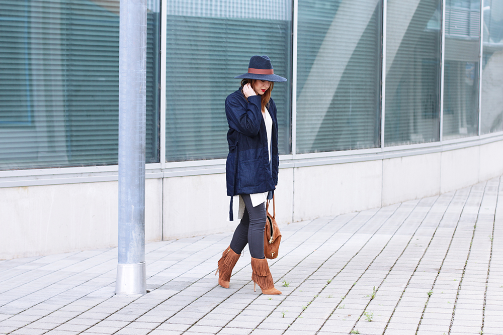 who is mocca, modeblog, fashionblog, schuhe und tasche miteinander kombinieren, Schuhe und tasche farblich aufeinander abstimmen, fransen boots sam Edelman, shoppen Kimder, gesteppte Jeansjacke topshop ganni, whoismocca.me