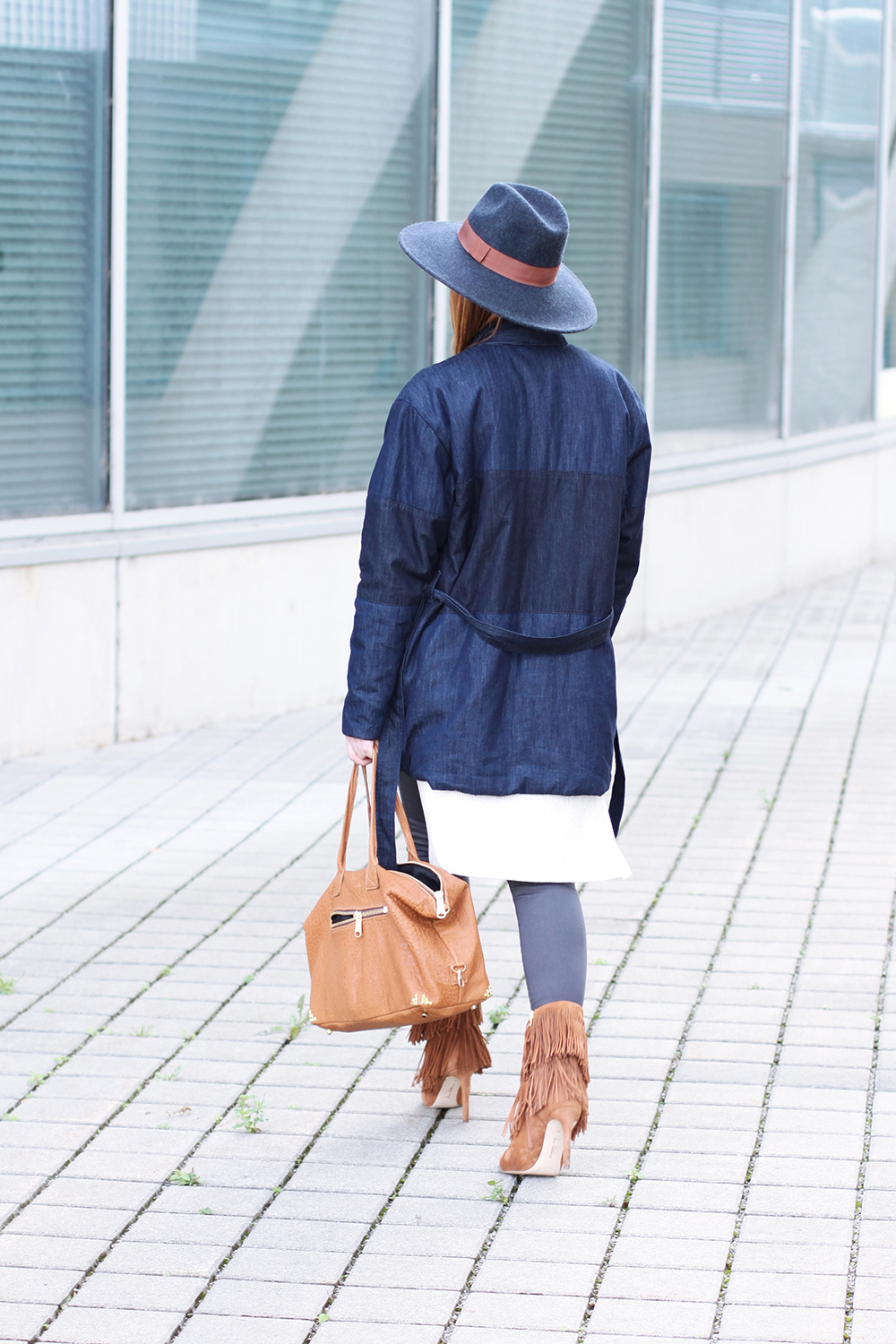 who is mocca, modeblog, fashionblog, schuhe und tasche miteinander kombinieren, Schuhe und tasche farblich aufeinander abstimmen, fransen boots sam Edelman, shoppen Kimder, gesteppte Jeansjacke topshop ganni, whoismocca.me