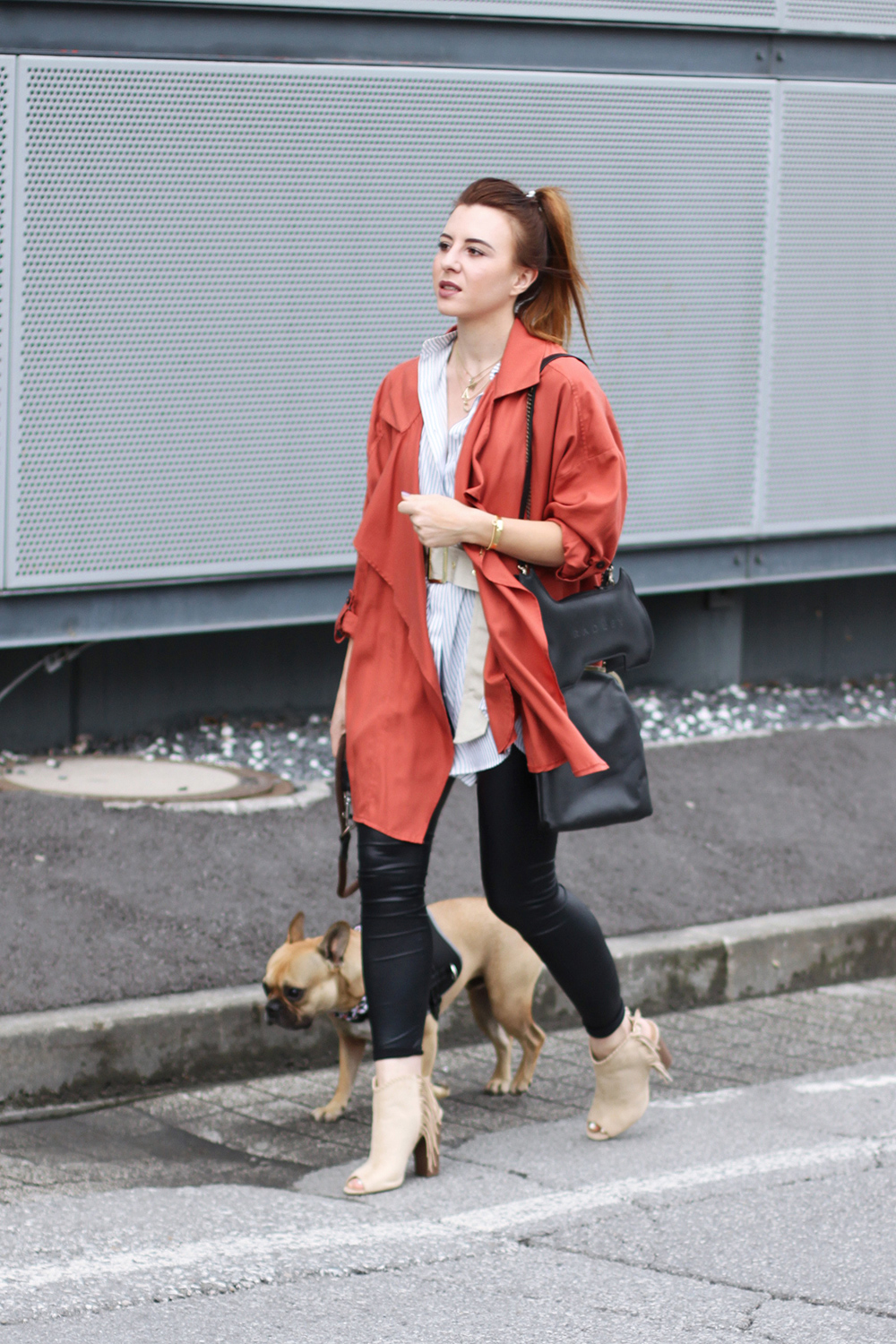 who is mocca, modeblog, fashionblog, german blogger, austrian blogger, marsala trench coat, frenchie, justfab booties, fringe boots, marsala trendfarbe 2015 kombinieren, innsbruck dez streetstyle, radley london dog bag, whoismocca.me