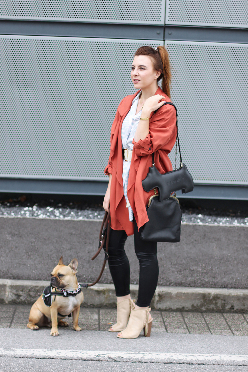 who is mocca, modeblog, fashionblog, german blogger, austrian blogger, marsala trench coat, frenchie, justfab booties, fringe boots, marsala trendfarbe 2015 kombinieren, innsbruck dez streetstyle, radley london dog bag, whoismocca.me