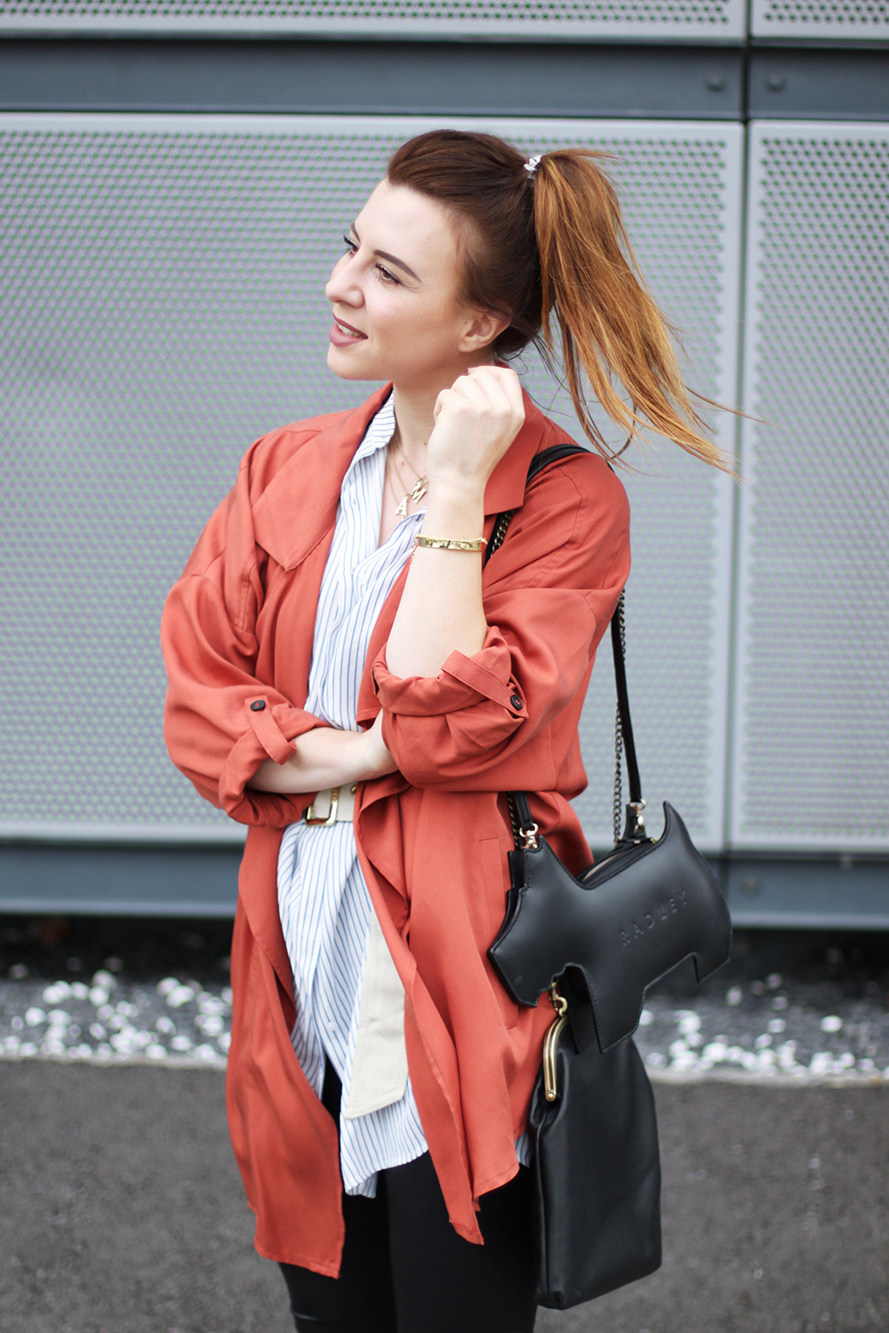 who is mocca, modeblog, fashionblog, german blogger, austrian blogger, marsala trench coat, frenchie, justfab booties, fringe boots, marsala trendfarbe 2015 kombinieren, innsbruck dez streetstyle, radley london dog bag, whoismocca.me