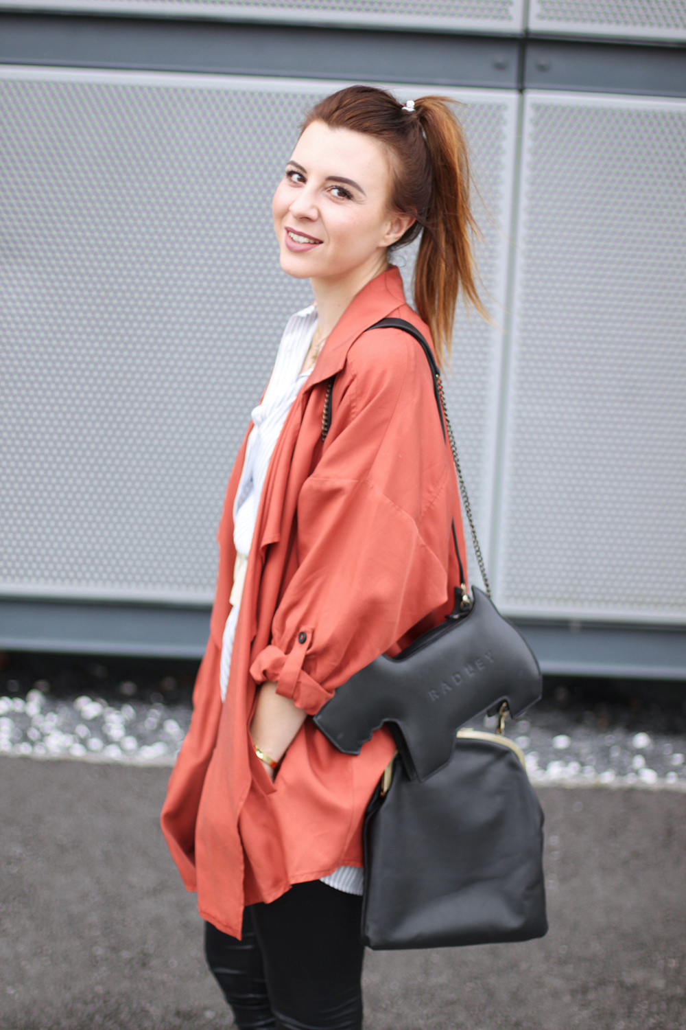 who is mocca, modeblog, fashionblog, german blogger, austrian blogger, marsala trench coat, frenchie, justfab booties, fringe boots, marsala trendfarbe 2015 kombinieren, innsbruck dez streetstyle, radley london dog bag, whoismocca.me