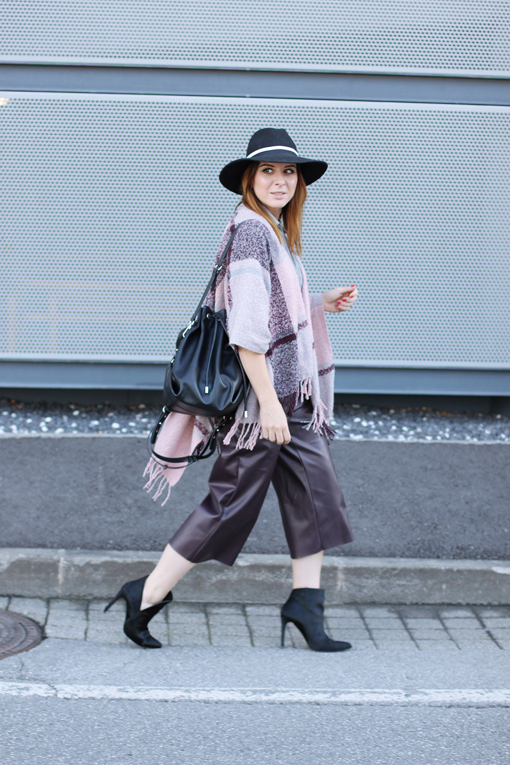 who is mocca, modeblog, fashionblog, leder culotte, river island culotte, culottes kombinieren, cape, poncho, strick, bordeaux, rosa, lila, violett, ankle boots zara, rucksack zara, fedora topshop, whoismocca.me