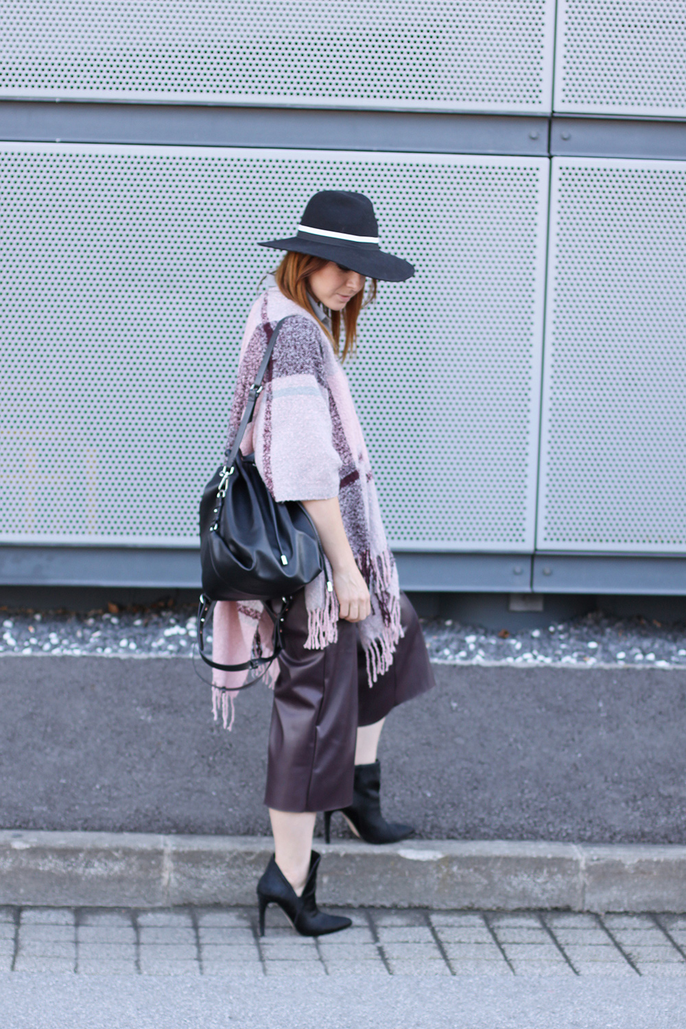 who is mocca, modeblog, fashionblog, leder culotte, river island culotte, culottes kombinieren, cape, poncho, strick, bordeaux, rosa, lila, violett, ankle boots zara, rucksack zara, fedora topshop, whoismocca.me